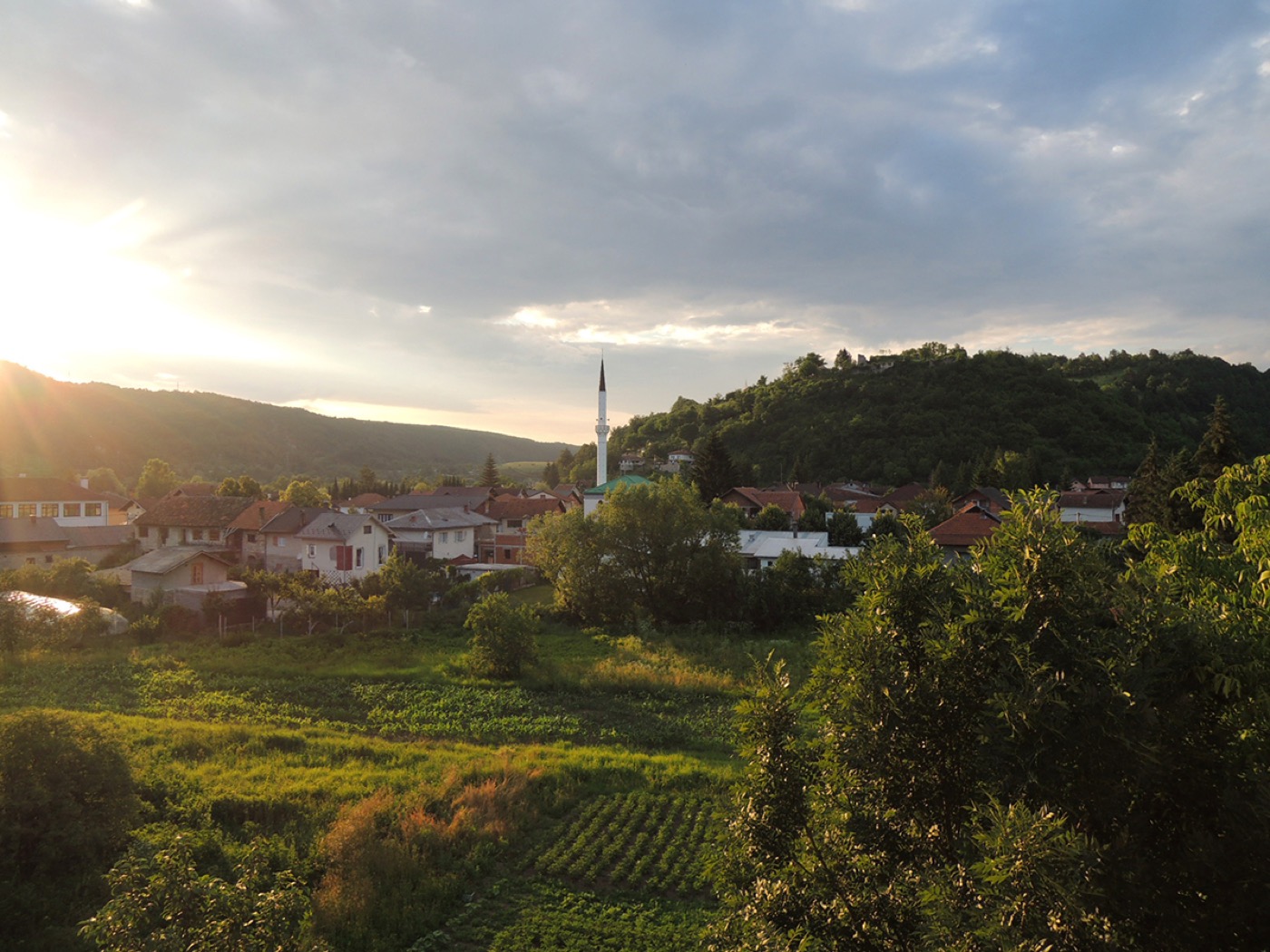 Photograph of the town of Kulen Vakuf in a river valley beneath wooded hills