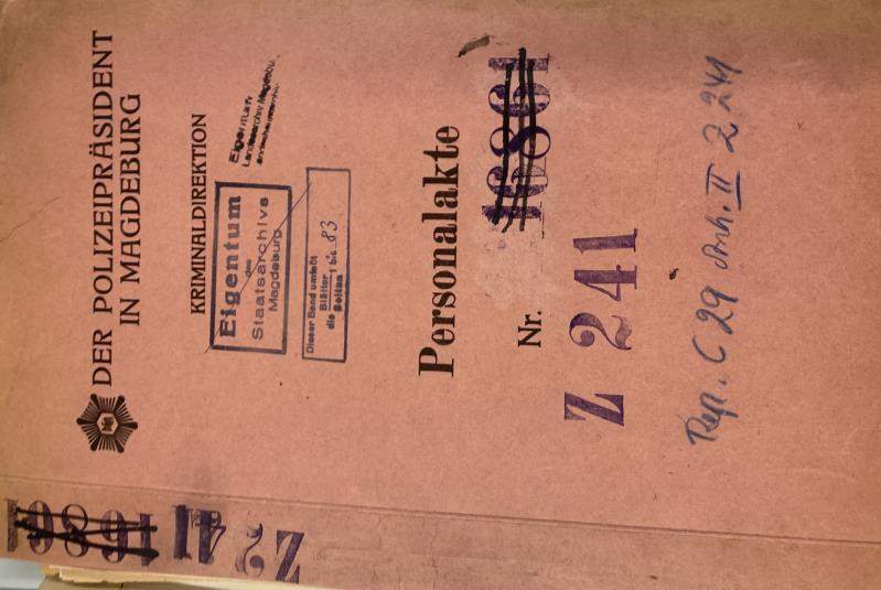 Two personal file covers from the Police President in Magdeburg: a pink one marked Z 241 and a blue one marked 21863